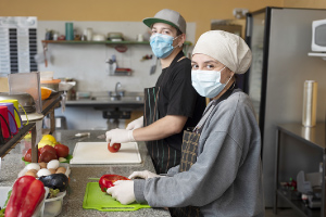 Preparación de alimentos para población sujeta a asistencia social