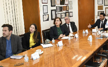 Salvador Percastre-Mendizábal, director general del ILCE, dialoga con representantes de Euskadi en México